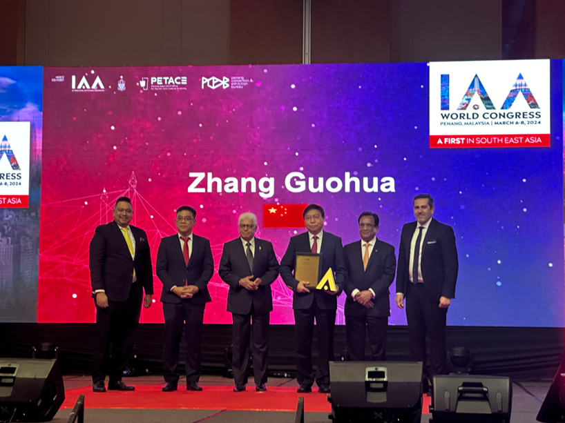 中国广告协会张国华会长荣膺享有国际盛誉的“IAA金指南针奖”